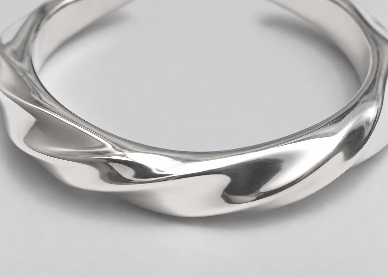 Close-up of the silver ring’s polished rhodium-plated twist.